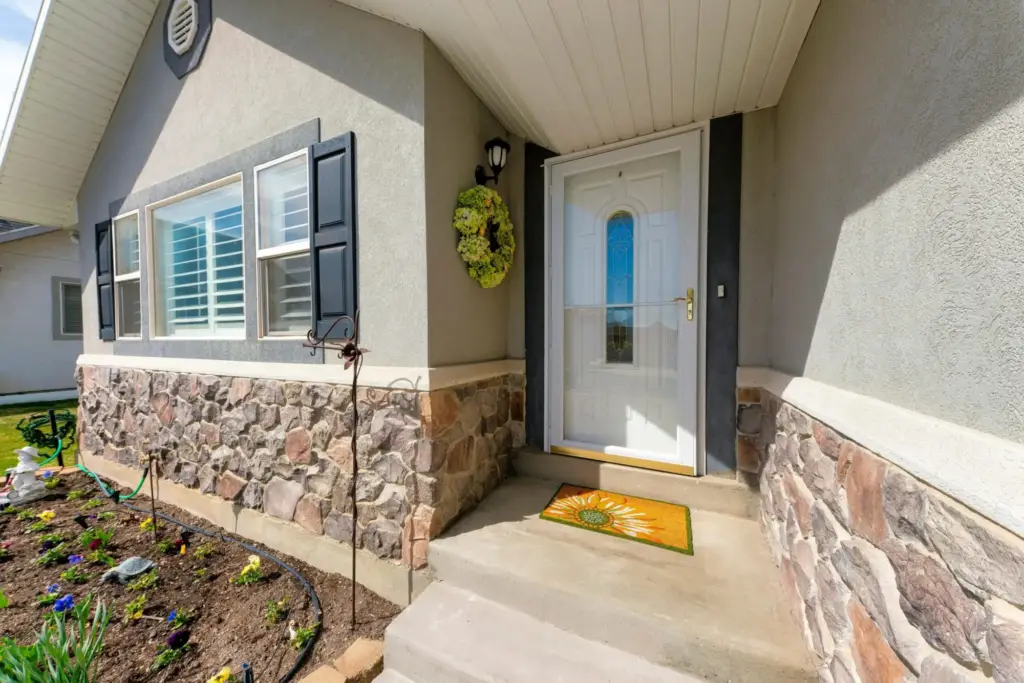 Storm door example, photo 3