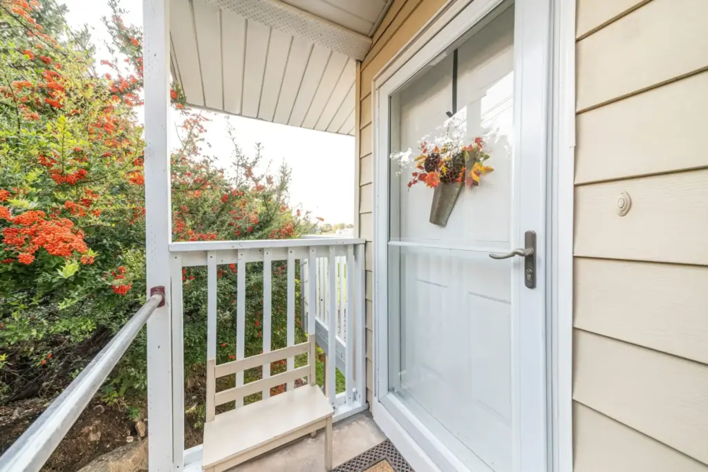 Storm door example, photo 5